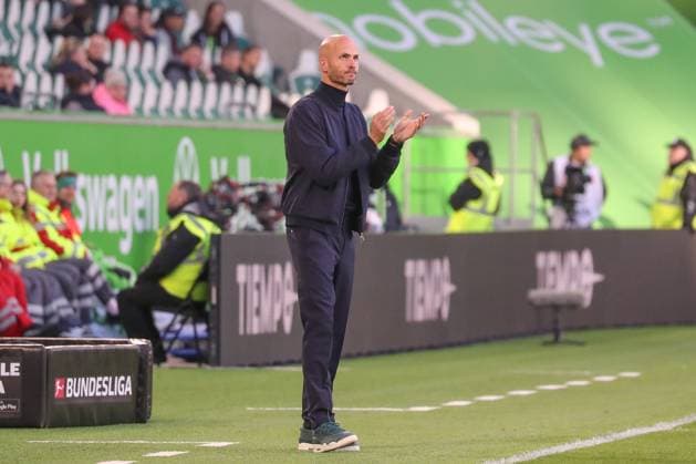 18.10.2025, xgox, Fussball - 1.Bundesliga VfL Wolfsburg - VfB Stuttgart emspor, v.l. Paul Simonis (Wolfsburg, Trainer) gibt Anweisungen, gestikuliert mit den Armen, gesticulate, gives instructions (DFL DFB REGULATIONS PROHIBIT ANY USE OF PHOTOGRAPHS as IMAGE SEQUENCES and or QUASI-VIDEO) Wolfsburg