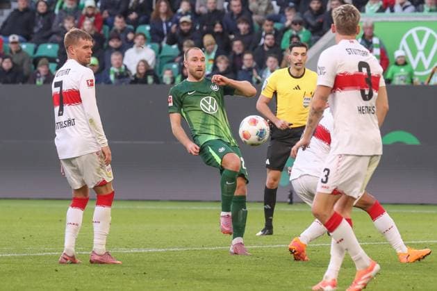 18.10.2025, xgox, Fussball - 1.Bundesliga VfL Wolfsburg - VfB Stuttgart emspor, v.l. Christian Eriksen (Wolfsburg, 24) Torschuss, schiesst den Ball aufs Tor, Schuss (DFL DFB REGULATIONS PROHIBIT ANY USE OF PHOTOGRAPHS as IMAGE SEQUENCES and or QUASI-VIDEO) Wolfsburg