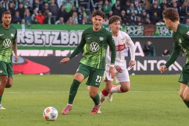 18.10.2025, xgox, Fussball - 1.Bundesliga VfL Wolfsburg - VfB Stuttgart emspor, v.l. Jonas Wind (Wolfsburg, 23) am Ball, plays the ball (DFL DFB REGULATIONS PROHIBIT ANY USE OF PHOTOGRAPHS as IMAGE SEQUENCES and or QUASI-VIDEO) Wolfsburg