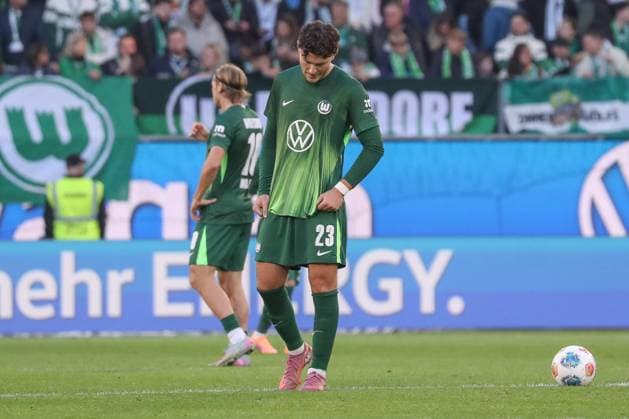 18.10.2025, xgox, Fussball - 1.Bundesliga VfL Wolfsburg - VfB Stuttgart emspor, v.l. Jonas Wind (Wolfsburg, 23) enttaeuscht, schaut enttaeuscht, niedergeschlagen, disappointed (DFL DFB REGULATIONS PROHIBIT ANY USE OF PHOTOGRAPHS as IMAGE SEQUENCES and or QUASI-VIDEO) Wolfsburg