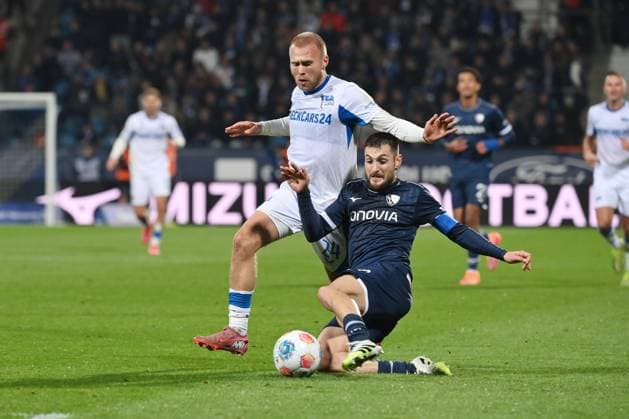 Matus Bero (VfL Bochum), re., gegen Jon Dagur Thorsteinsson (Hertha BSC) 18.10.2025, Fussball 2. Bundesliga, Saison 2025 2026, 9. Spieltag, VfL Bochum - Hertha BSC Berlin DFL regulations prohibit any use of photographs as image sequences and or quasi-video Bochum Vonovia Ruhrstadion Nordrhein Westfalen Deutschland