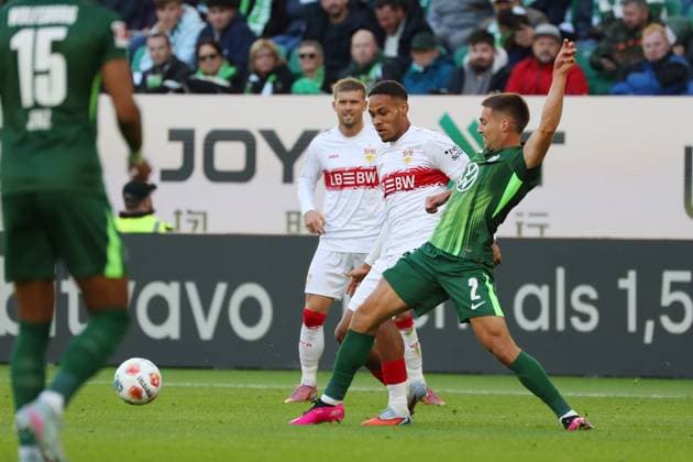 VfL vs. Stuttgart, 1. BL Wolfsburg, 18.10.2025, FUßBALL - VfL Wolfsburg vs. VfB Stuttgart, 1. BL, Saison 2025 26. Nikolas Nartey (VfB Stuttgart), Kilian Fischer (VfL Wolfsburg) Wolfsburg