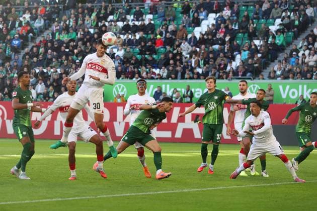 VfL vs. Stuttgart, 1. BL Wolfsburg, 18.10.2025, FUßBALL - VfL Wolfsburg vs. VfB Stuttgart, 1. BL, Saison 2025 26. Chema (VfB Stuttgart), Konstantinos Koulierakis (VfL Wolfsburg), Mattias Svanberg (VfL Wolfsburg) Wolfsburg