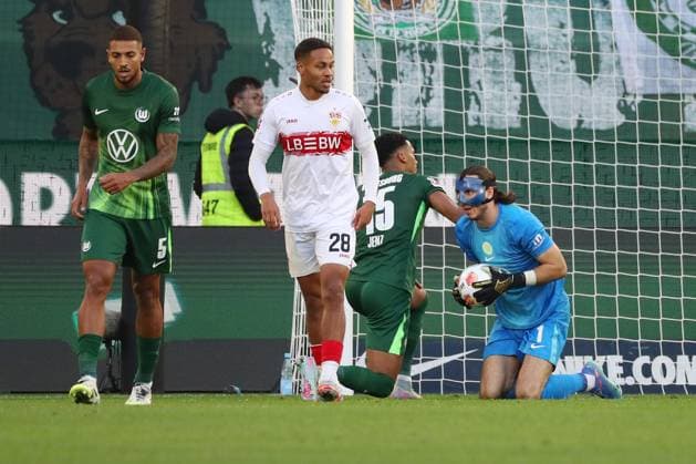 VfL vs. Stuttgart, 1. BL Wolfsburg, 18.10.2025, FUßBALL - VfL Wolfsburg vs. VfB Stuttgart, 1. BL, Saison 2025 26. Vinicius Vini Souza (VfL Wolfsburg), Nikolas Nartey (VfB Stuttgart), Moritz Jenz (VfL Wolfsburg), Torwart Kamil Grabara (VfL Wolfsburg) Wolfsburg