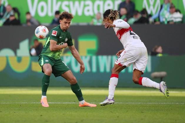 VfL vs. Stuttgart, 1. BL Wolfsburg, 18.10.2025, FUßBALL - VfL Wolfsburg vs. VfB Stuttgart, 1. BL, Saison 2025 26. Aaron Zehnter (VfL Wolfsburg), Lorenz Assignon (VfB Stuttgart) Wolfsburg