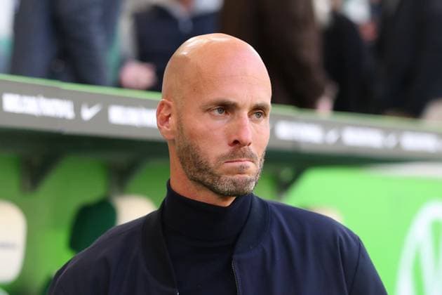 VfL vs. Stuttgart, 1. BL Wolfsburg, 18.10.2025, FUßBALL - VfL Wolfsburg vs. VfB Stuttgart, 1. BL, Saison 2025 26. Cheftrainer Paul Simonis (VfL Wolfsburg) Wolfsburg