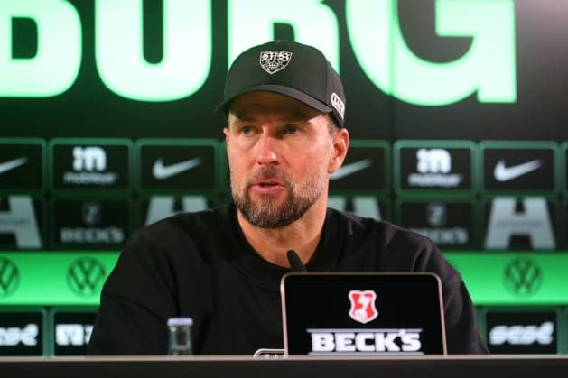 VfL vs. Stuttgart, 1. BL Wolfsburg, 18.10.2025, FUßBALL - VfL Wolfsburg vs. VfB Stuttgart, 1. BL, Saison 2025 26. Cheftrainer Sebastian Hoeneß (VfB Stuttgart) während der Pressekonferenz. Wolfsburg