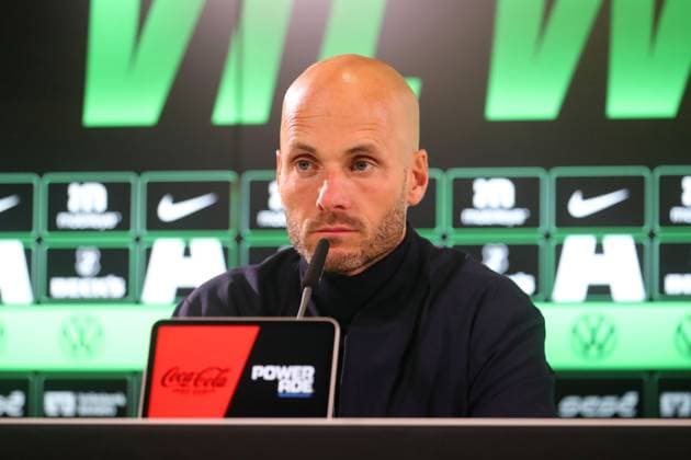 VfL vs. Stuttgart, 1. BL Wolfsburg, 18.10.2025, FUßBALL - VfL Wolfsburg vs. VfB Stuttgart, 1. BL, Saison 2025 26. Cheftrainer Paul Simonis (VfL Wolfsburg) während der Pressekonferenz. Wolfsburg