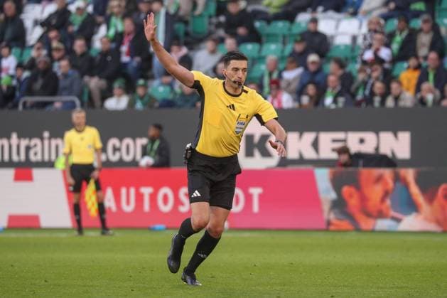 18.10.2025, xgox, Fussball - 1.Bundesliga VfL Wolfsburg - VfB Stuttgart emspor, v.l. Schiedsrichter, Schiri, referee Konrad Oldhafer (DFL DFB REGULATIONS PROHIBIT ANY USE OF PHOTOGRAPHS as IMAGE SEQUENCES and or QUASI-VIDEO) Wolfsburg