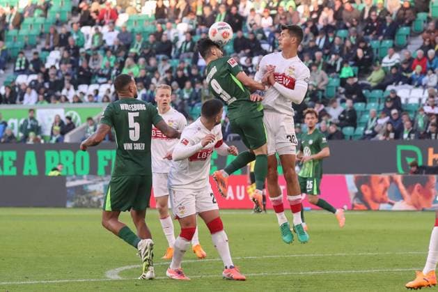 18.10.2025, xgox, Fussball - 1.Bundesliga VfL Wolfsburg - VfB Stuttgart emspor, v.l. Mohammed Amoura (Wolfsburg, 9), Chema Andres (Stuttgart, 30) Zweikampf, Duell, Kampf, tackle (DFL DFB REGULATIONS PROHIBIT ANY USE OF PHOTOGRAPHS as IMAGE SEQUENCES and or QUASI-VIDEO) Wolfsburg