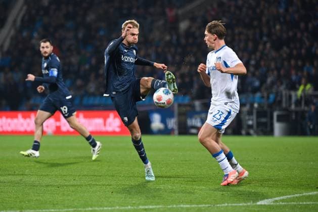 Leandro Morgalla (VfL Bochum), Kennet Eichhorn (Hertha BSC), v.li. 18.10.2025, Fussball 2. Bundesliga, Saison 2025 2026, 9. Spieltag, VfL Bochum - Hertha BSC Berlin DFL regulations prohibit any use of photographs as image sequences and or quasi-video Bochum Vonovia Ruhrstadion Nordrhein Westfalen Deutschland