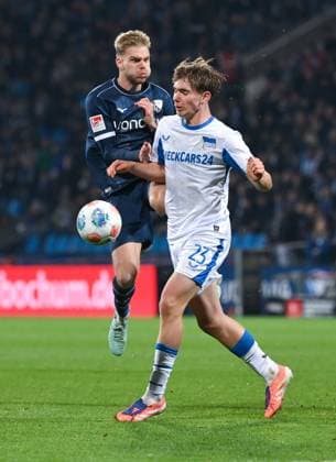 Leandro Morgalla (VfL Bochum), Kennet Eichhorn (Hertha BSC), v.li. 18.10.2025, Fussball 2. Bundesliga, Saison 2025 2026, 9. Spieltag, VfL Bochum - Hertha BSC Berlin DFL regulations prohibit any use of photographs as image sequences and or quasi-video Bochum Vonovia Ruhrstadion Nordrhein Westfalen Deutschland