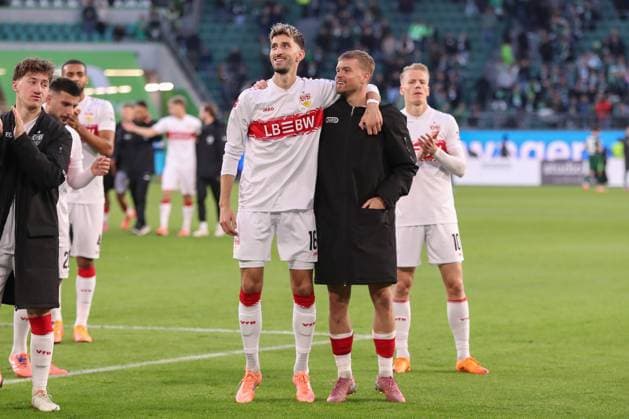 18.10.2025, xgox, Fussball - 1.Bundesliga VfL Wolfsburg - VfB Stuttgart emspor, v.l. Atakan Karazor (Stuttgart, 16) Â , Maximilian Mittelstaedt (Mittelstädt, Stuttgart, 7) Jubel ueber den Sieg, Jubel nach Spielende (DFL DFB REGULATIONS PROHIBIT ANY USE OF PHOTOGRAPHS as IMAGE SEQUENCES and or QUASI-VIDEO) Wolfsburg