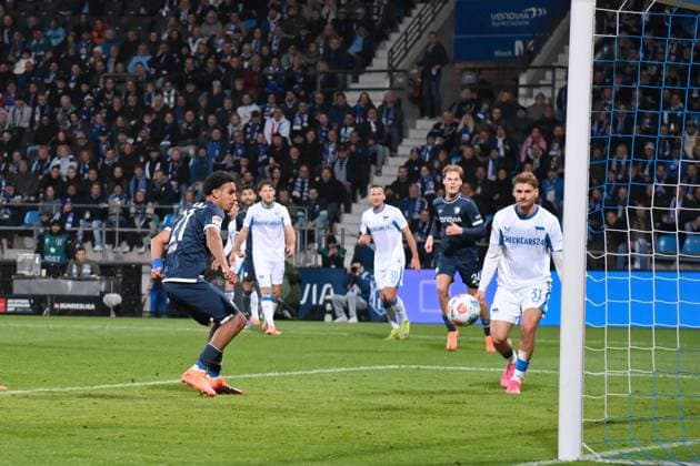 Francis Onyeka (VfL Bochum), li., erzielt das Tor zum 3:0 18.10.2025, Fussball 2. Bundesliga, Saison 2025 2026, 9. Spieltag, VfL Bochum - Hertha BSC Berlin DFL regulations prohibit any use of photographs as image sequences and or quasi-video Bochum Vonovia Ruhrstadion Nordrhein Westfalen Deutschland