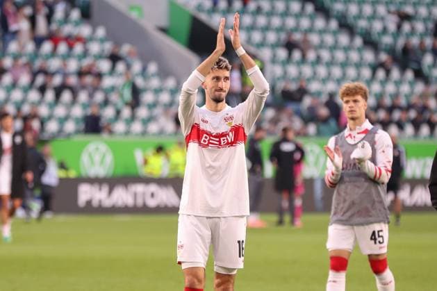 18.10.2025, xgox, Fussball - 1.Bundesliga VfL Wolfsburg - VfB Stuttgart emspor, v.l. Atakan Karazor (Stuttgart, 16) Jubel ueber den Sieg, Jubel nach Spielende (DFL DFB REGULATIONS PROHIBIT ANY USE OF PHOTOGRAPHS as IMAGE SEQUENCES and or QUASI-VIDEO) Wolfsburg