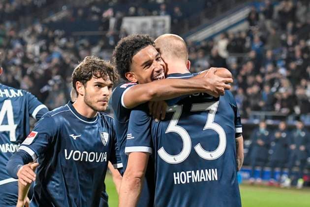 Francis Onyeka (Bochum 21) jubelt nach dem Tor zum 3:0 mit der Mannschaft 18.10.2025 Fussball VfL Bochum vs Hertha BSC, Vonovia Ruhrstadion, Bochum, DFB DFL REGULATIONS PROHIBIT ANY USE OF PHOTOGRAPHS AS IMAGE SEQUENCES AND OR QUASI-VIDEO *** Francis Onyeka Bochum 21 cheers with the team after scoring the 3-0 goal 18 10 2025 Football VfL Bochum vs Hertha BSC, Vonovia Ruhrstadion, Bochum, DFB DFL REGULATIONS PROHIBIT ANY USE OF PHOTOGRAPHS AS IMAGE SEQUENCES AND OR QUASI VIDEO Copyright: xpepphotox xSaschaxWeizx pep00321, pep_20251018_hm_23018