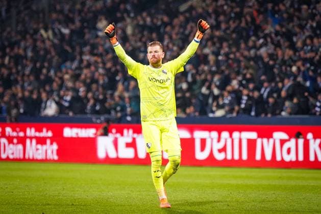 Deutschland: Fussball 2. Bundesliga 2025 26, 9. Spieltag - VfL Bochum vs Hertha BSC Berlin - Vonovia Ruhrstadion (Bochum): Tor und Torjubel zum 3:0 durch Francis Onyeka (VfL Bochum, 21) - Freude, Emotionen, Jubel bei Timo Horn (VfL Bochum, 1) Bochum Nordrhein-Westfalen Deutschland
