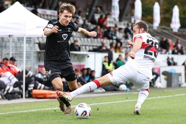 18.10.2025, Fussball, Herren, 11. Spieltag Dritte Liga Saison 2025 2026: VfB Stuttgart II - FC Schweinfurt 05 Von links: Nick Doktorczyk (FC Schweinfurt 05, 02) gegen Dominik Nothnagel (VfB Stuttgart II, 29)