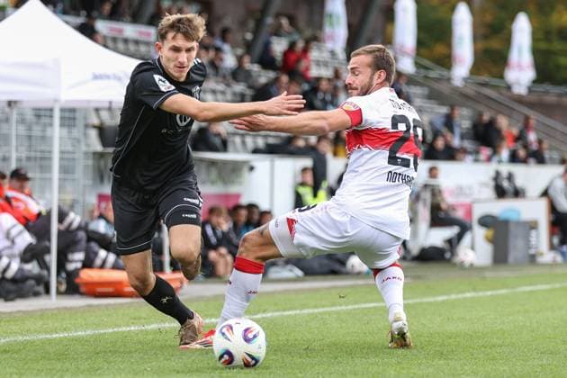 18.10.2025, Fussball, Herren, 11. Spieltag Dritte Liga Saison 2025 2026: VfB Stuttgart II - FC Schweinfurt 05 Von links: Nick Doktorczyk (FC Schweinfurt 05, 02) gegen Dominik Nothnagel (VfB Stuttgart II, 29)