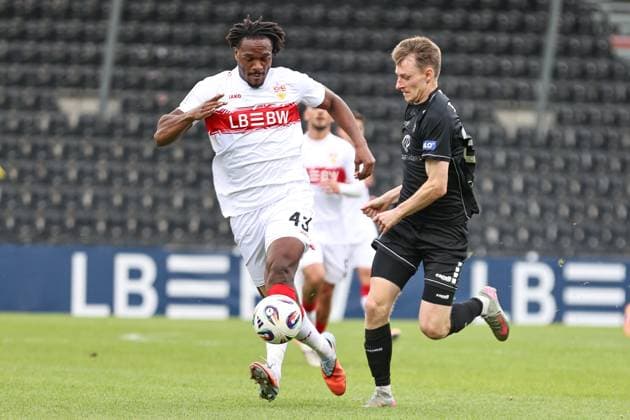 18.10.2025, Fussball, Herren, 11. Spieltag Dritte Liga Saison 2025 2026: VfB Stuttgart II - FC Schweinfurt 05 Von links: Dan-Axel Zagadou (VfB Stuttgart II, 43) gegen Joshua Endres (FC Schweinfurt 05, 33)
