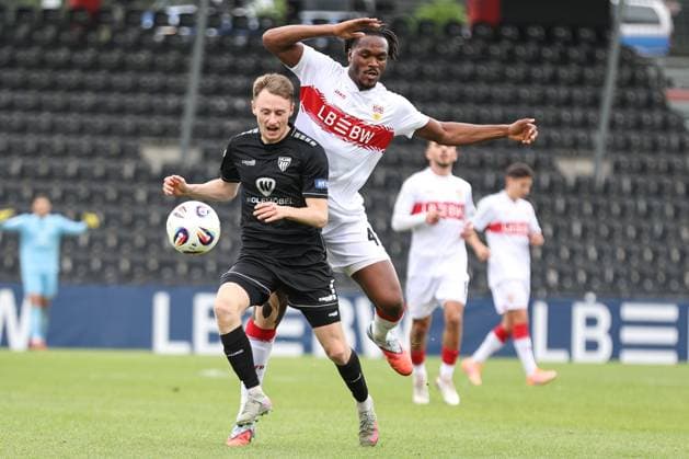 18.10.2025, Fussball, Herren, 11. Spieltag Dritte Liga Saison 2025 2026: VfB Stuttgart II - FC Schweinfurt 05 Von links: Joshua Endres (FC Schweinfurt 05, 33) gegen Dan-Axel Zagadou (VfB Stuttgart II, 43)