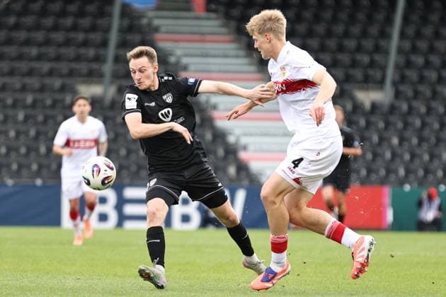 18.10.2025, Fussball, Herren, 11. Spieltag Dritte Liga Saison 2025 2026: VfB Stuttgart II - FC Schweinfurt 05 Von links: Joshua Endres (FC Schweinfurt 05, 33) gegen Maximilian Herwerth (VfB Stuttgart II, 04)