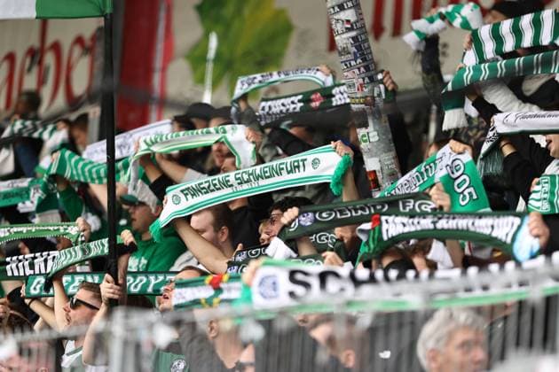 18.10.2025, Fussball, Herren, 11. Spieltag Dritte Liga Saison 2025 2026: VfB Stuttgart II - FC Schweinfurt 05 Schweinfurter Fans halten ihre grün-weißen Schals in die Luft