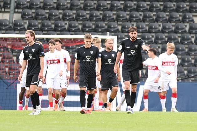 18.10.2025, Fussball, Herren, 11. Spieltag Dritte Liga Saison 2025 2026: VfB Stuttgart II - FC Schweinfurt 05 Von links: Devin Angleberger (FC Schweinfurt 05, 03), Sebastian Müller (FC Schweinfurt 05, 37) und Lucas Zeller (FC Schweinfurt 05, 06) bedient