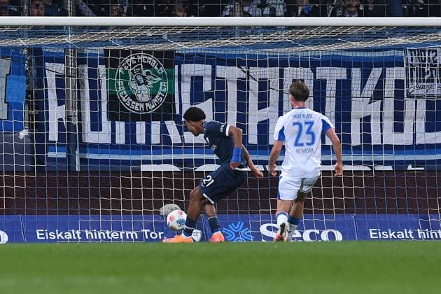 Fußball 2. Bundesliga 9. Spieltag VfL Bochum - Hertha BSC Berlin am 18.10.2025 im Vonovia Ruhrstadion in Bochum Torschuss Tor zum 3:0 durch Francis Onyeka ( Bochum ) DFL regulations prohibit any use of photographs as image sequences and or quasi-video.