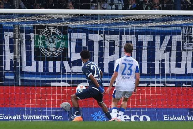 Fußball 2. Bundesliga 9. Spieltag VfL Bochum - Hertha BSC Berlin am 18.10.2025 im Vonovia Ruhrstadion in Bochum Torschuss Tor zum 3:0 durch Francis Onyeka ( Bochum ) DFL regulations prohibit any use of photographs as image sequences and or quasi-video.