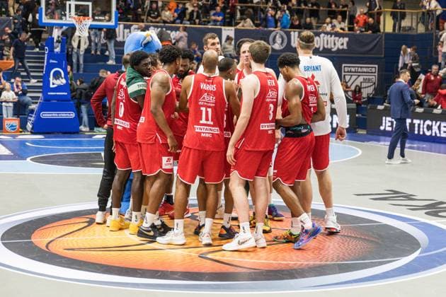 GER, Basketball-Bundesliga-Pokal, Achtelfinale, Syntainics MBC - BMA365 Bamberg Baskets 18.10.2025, Stadthalle, Weißenfels, GER, Basketball-Bundesliga-Pokal, Achtelfinale, Syntainics MBC - BMA365 Bamberg Baskets Schulterschluss beim Syntainics MBC nach der Niederlage Â Foto Alexander Trienitz Weißenfels Stadthalle Sachsen-Anhalt Deutschland