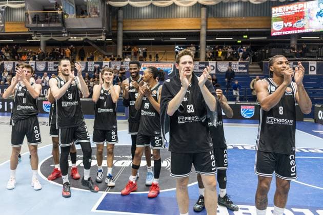 GER, Basketball-Bundesliga-Pokal, Achtelfinale, Syntainics MBC - BMA365 Bamberg Baskets 18.10.2025, Stadthalle, Weißenfels, GER, Basketball-Bundesliga-Pokal, Achtelfinale, Syntainics MBC - BMA365 Bamberg Baskets BMA365 Bamberg Baskets freut sich über den Sieg Â Foto Alexander Trienitz Weißenfels Stadthalle Sachsen-Anhalt Deutschland