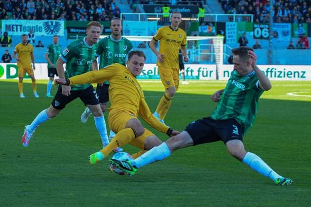18.10.2025, xgrfx, Fussball 2.Bundesliga, Preußen Münster - Dynamo Dresden v.l. Jakob Lemmer (Dynamo Dresden), Paul Jaeckel (Preußen Münster) (DFL DFB REGULATIONS PROHIBIT ANY USE OF PHOTOGRAPHS as IMAGE SEQUENCES and or QUASI-VIDEO) Münster