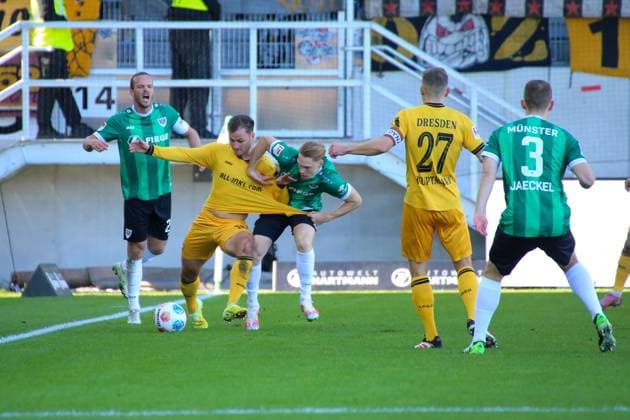 18.10.2025, xgrfx, Fussball 2.Bundesliga, Preußen Münster - Dynamo Dresden v.l. Jakob Lemmer (Dynamo Dresden), Luca Bolay (Preußen Münster) (DFL DFB REGULATIONS PROHIBIT ANY USE OF PHOTOGRAPHS as IMAGE SEQUENCES and or QUASI-VIDEO) Münster