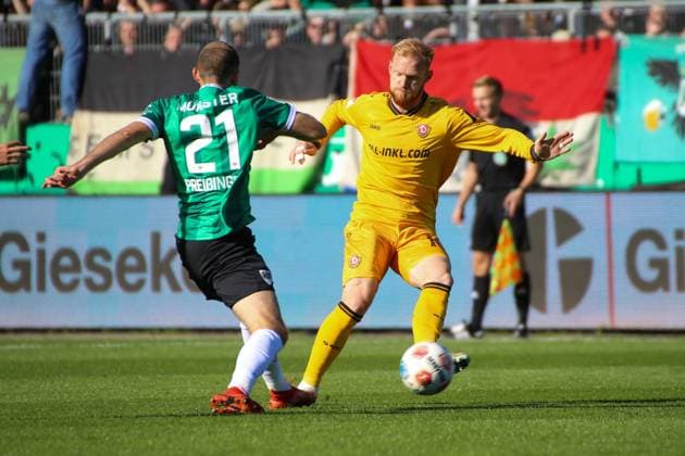 18.10.2025, xgrfx, Fussball 2.Bundesliga, Preußen Münster - Dynamo Dresden v.l. Rico Preißinger (Preußen Münster), Nils Fröling (Dynamo Dresden) (DFL DFB REGULATIONS PROHIBIT ANY USE OF PHOTOGRAPHS as IMAGE SEQUENCES and or QUASI-VIDEO) Münster