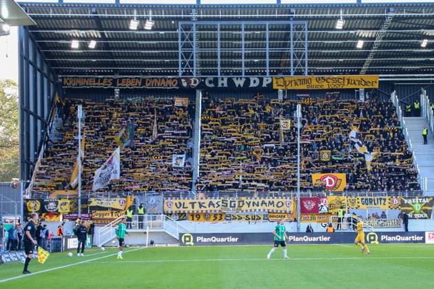 18.10.2025, xgrfx, Fussball 2.Bundesliga, Preußen Münster - Dynamo Dresden v.l. Fans von Dynamo Dresden. Symbolbild. Symbolfoto. (Dynamo Dresden) (DFL DFB REGULATIONS PROHIBIT ANY USE OF PHOTOGRAPHS as IMAGE SEQUENCES and or QUASI-VIDEO) Münster