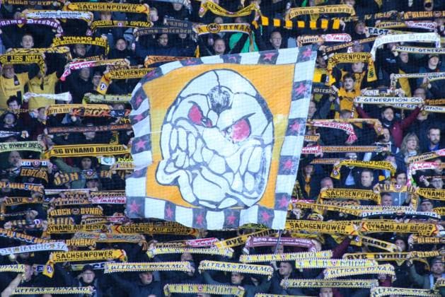 18.10.2025, xgrfx, Fussball 2.Bundesliga, Preußen Münster - Dynamo Dresden v.l. Fans von Dynamo Dresden. Symbolbild. Symbolfoto. (Dynamo Dresden) (DFL DFB REGULATIONS PROHIBIT ANY USE OF PHOTOGRAPHS as IMAGE SEQUENCES and or QUASI-VIDEO) Münster