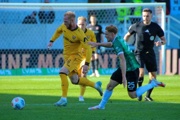18.10.2025, xgrfx, Fussball 2.Bundesliga, Preußen Münster - Dynamo Dresden v.l. Nils Fröling (Dynamo Dresden), Luca Bolay (Preußen Münster) (DFL DFB REGULATIONS PROHIBIT ANY USE OF PHOTOGRAPHS as IMAGE SEQUENCES and or QUASI-VIDEO) Münster