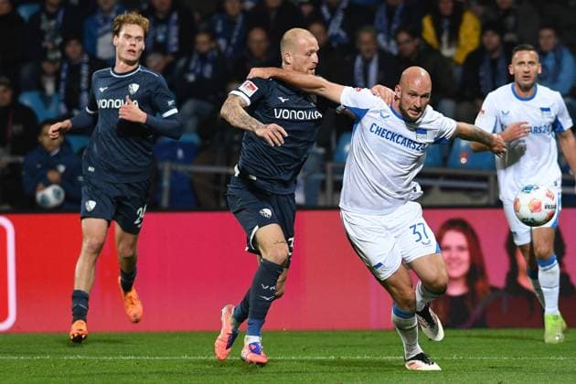 Philipp Hofmann (VfL Bochum) und Toni Leistner (Hertha BSC Berlin) im Zweikampf vor dem Tor zum 3:0 waehrend des Spiels der 2. Bundesliga zwischen VfL Bochum und Hertha BSC, Vonovia Ruhrstadion am 18. October 2025 in Bochum, Deutschland. (Foto von Ralf Treese DeFodi Images) +++ Philipp Hofmann (VfL Bochum) und Toni Leistner (Hertha BSC Berlin) battle for the ball during the 2. Bundesliga match between VfL Bochum and Hertha BSC at Vonovia Ruhrstadion on October 18, 2025 in Bochum, Germany. (Photo by Ralf Treese DeFodi Images) (Photo by Ralf Treese DeFodi Images) Philipp Hofmann VfL Bochum and Toni Leistner Hertha BSC Berlin battle for the ball before the 3-0 goal during the 2 Bundesliga match between VfL Bochum and Hertha BSC, Vonovia Ruhrstadion on October 18, 2025 in Bochum, Germany Photo by Ralf Treese DeFodi Images Philipp Hofmann VfL Bochum and Toni Leistner Hertha BSC Berlin battle for the ball during the 2 Bundesliga match between VfL Bochum and Hertha BSC at Vonovia Ruhrstadion on October 18, 2025 in Bochum, Germany Photo by Ralf Treese DeFodi Images Photo by Ralf Treese DeFodi Images