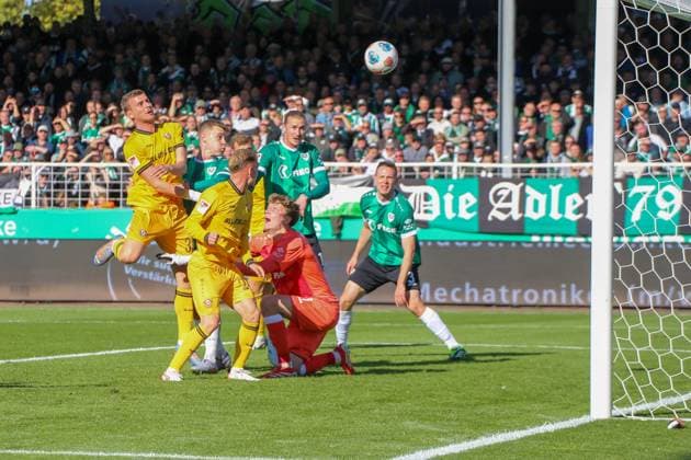 18.10.2025, xgrfx, Fussball 2.Bundesliga, Preußen Münster - Dynamo Dresden v.l. Aberkanntes Tor, Christoph Daferner (Dynamo Dresden) (DFL DFB REGULATIONS PROHIBIT ANY USE OF PHOTOGRAPHS as IMAGE SEQUENCES and or QUASI-VIDEO) Münster