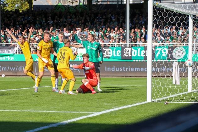 18.10.2025, xgrfx, Fussball 2.Bundesliga, Preußen Münster - Dynamo Dresden v.l. Aberkanntes Tor, Christoph Daferner (Dynamo Dresden) (DFL DFB REGULATIONS PROHIBIT ANY USE OF PHOTOGRAPHS as IMAGE SEQUENCES and or QUASI-VIDEO) Münster