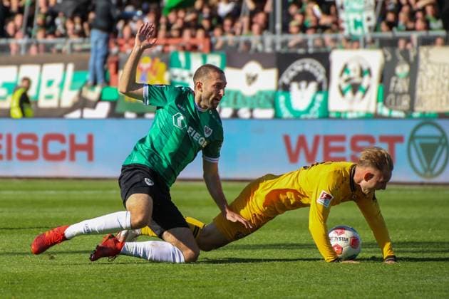18.10.2025, xgrfx, Fussball 2.Bundesliga, Preußen Münster - Dynamo Dresden v.l. Rico Preißinger (Preußen Münster), Tony Menzel (Dynamo Dresden) (DFL DFB REGULATIONS PROHIBIT ANY USE OF PHOTOGRAPHS as IMAGE SEQUENCES and or QUASI-VIDEO) Münster