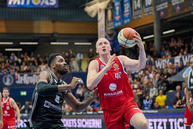 Ejiofor Onu (Bamberg, 35), Collin Welp (MBC, 40), Syntainics MBC vs. Bamberg Baskets, BBL Pokal Achtelfinale, Saison 2025 26, Basketball, Maenner, 18.10.2025. Weissenfels Stadthalle Sachsen-Anhalt Deutschland