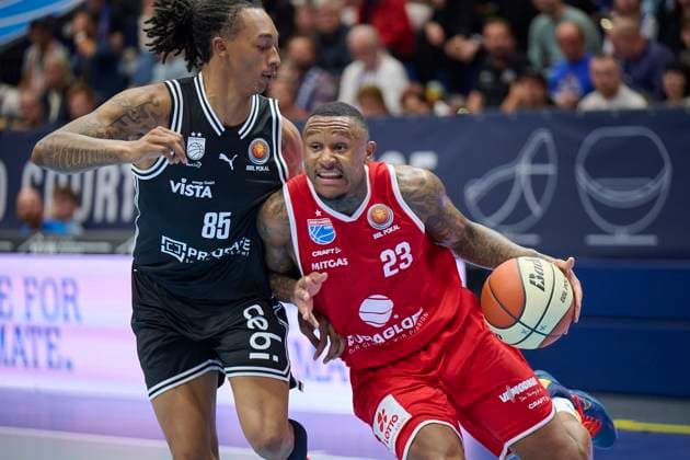 Austin Crowley (Bamberg, 85), Charles Callison (MBC, 23), Syntainics MBC vs. Bamberg Baskets, BBL Pokal Achtelfinale, Saison 2025 26, Basketball, Maenner, 18.10.2025. Weissenfels Stadthalle Sachsen-Anhalt Deutschland