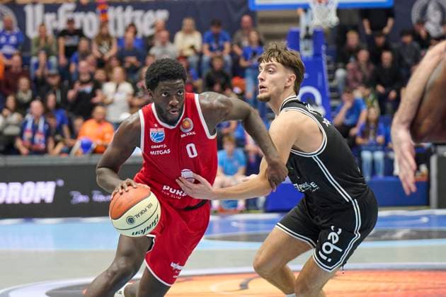 Khyri Thomas (MBC, 0), Zachary Ensminger (Bamberg, 1), Syntainics MBC vs. Bamberg Baskets, BBL Pokal Achtelfinale, Saison 2025 26, Basketball, Maenner, 18.10.2025. Weissenfels Stadthalle Sachsen-Anhalt Deutschland