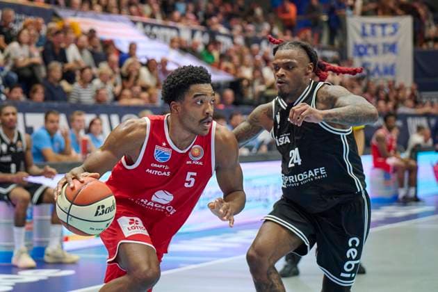 Marcus Foster (MBC, 5), Cobe Williams (Bamberg, 24), Syntainics MBC vs. Bamberg Baskets, BBL Pokal Achtelfinale, Saison 2025 26, Basketball, Maenner, 18.10.2025. Weissenfels Stadthalle Sachsen-Anhalt Deutschland