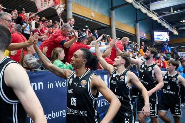 Bamberg Baskets beim Abklatschen mit Fans nach ihrem Sieg (78:105), Syntainics MBC vs. Bamberg Baskets, BBL Pokal Achtelfinale, Saison 2025 26, Basketball, Maenner, 18.10.2025. Weissenfels Stadthalle Sachsen-Anhalt Deutschland