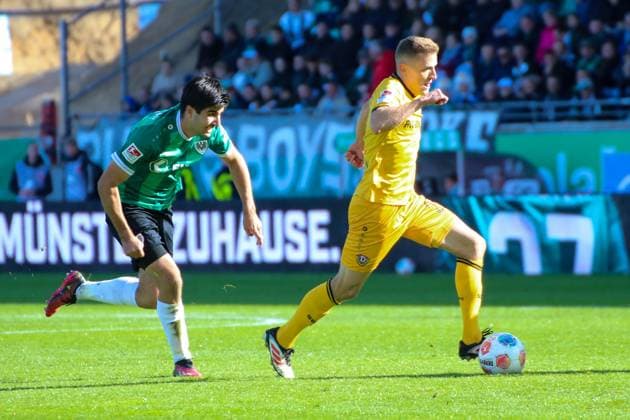 18.10.2025, xgrfx, Fussball 2.Bundesliga, Preußen Münster - Dynamo Dresden v.l. Batuhan Sertdemir (Preußen Münster), Niklas Hauptmann (Dynamo Dresden) (DFL DFB REGULATIONS PROHIBIT ANY USE OF PHOTOGRAPHS as IMAGE SEQUENCES and or QUASI-VIDEO) Münster