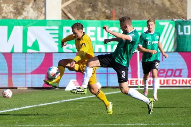 18.10.2025, xgrfx, Fussball 2.Bundesliga, Preußen Münster - Dynamo Dresden v.l. Jakob Lemmer (Dynamo Dresden), Paul Jaeckel (Preußen Münster) (DFL DFB REGULATIONS PROHIBIT ANY USE OF PHOTOGRAPHS as IMAGE SEQUENCES and or QUASI-VIDEO) Münster