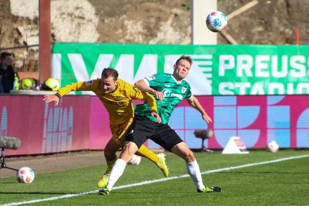 18.10.2025, xgrfx, Fussball 2.Bundesliga, Preußen Münster - Dynamo Dresden v.l. Jakob Lemmer (Dynamo Dresden), Paul Jaeckel (Preußen Münster) (DFL DFB REGULATIONS PROHIBIT ANY USE OF PHOTOGRAPHS as IMAGE SEQUENCES and or QUASI-VIDEO) Münster